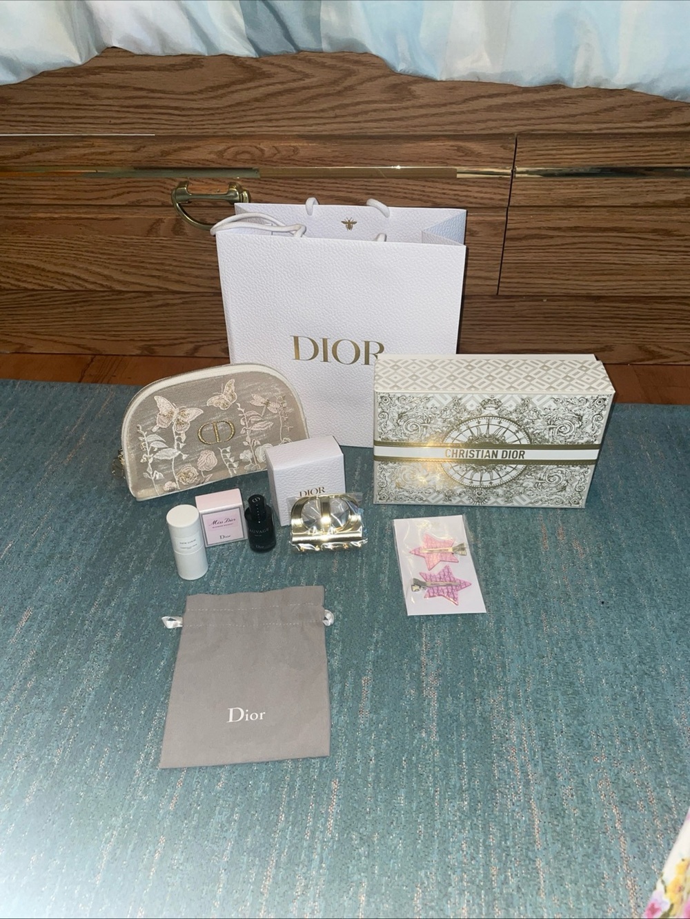 DIORNew Beauty Pouch Embroidered Butterflies and. Cd Metal Hair Clips and Many M